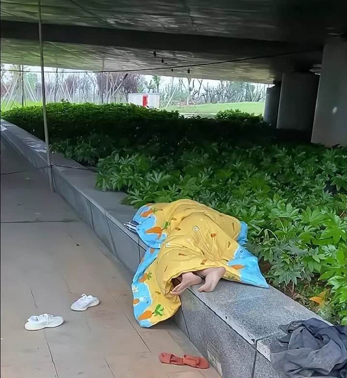 一个美丽的女人与家人吵架,睡在大街上.