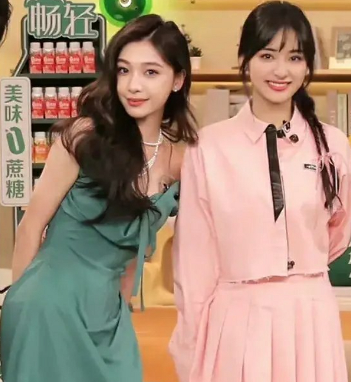 易梦玲和沈月同框,网红和明星的差距一目了然