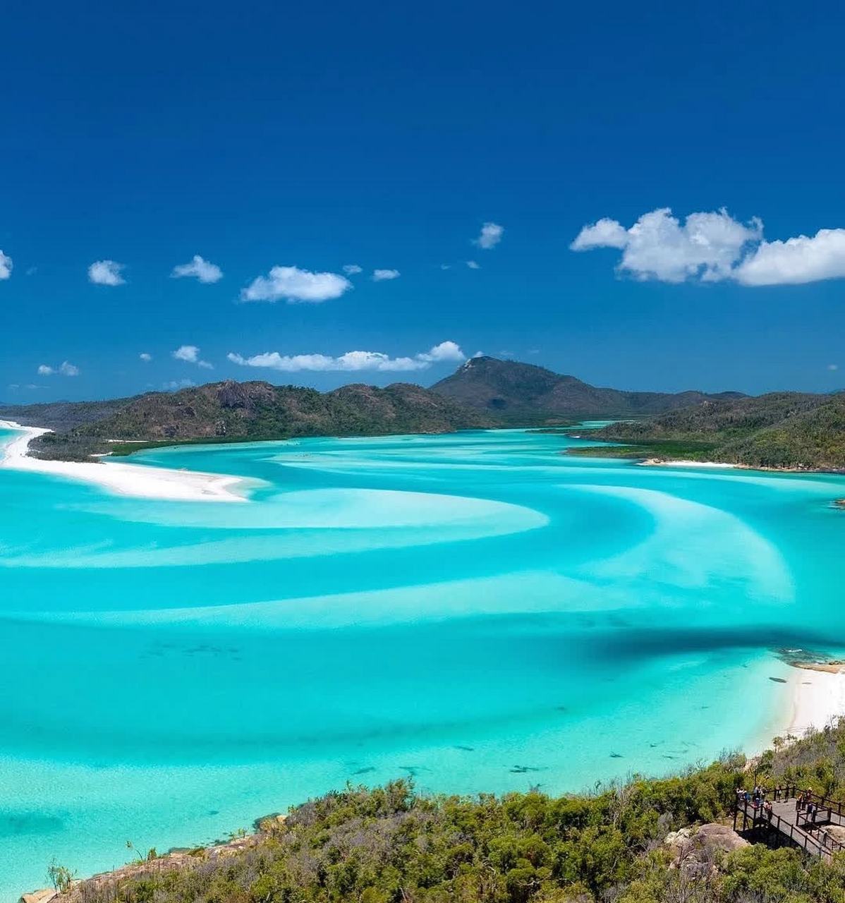 澳大利亚圣灵群岛的白天堂海滩是一片梦幻般的蓝白色海景.
