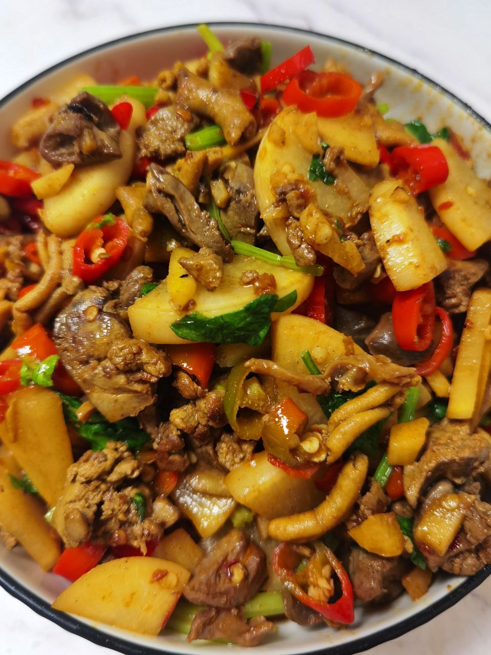 食材:鸡杂,酸萝卜,辣椒,大蒜,芹菜 	 做法:1,鸡杂清洗干净,冷水下