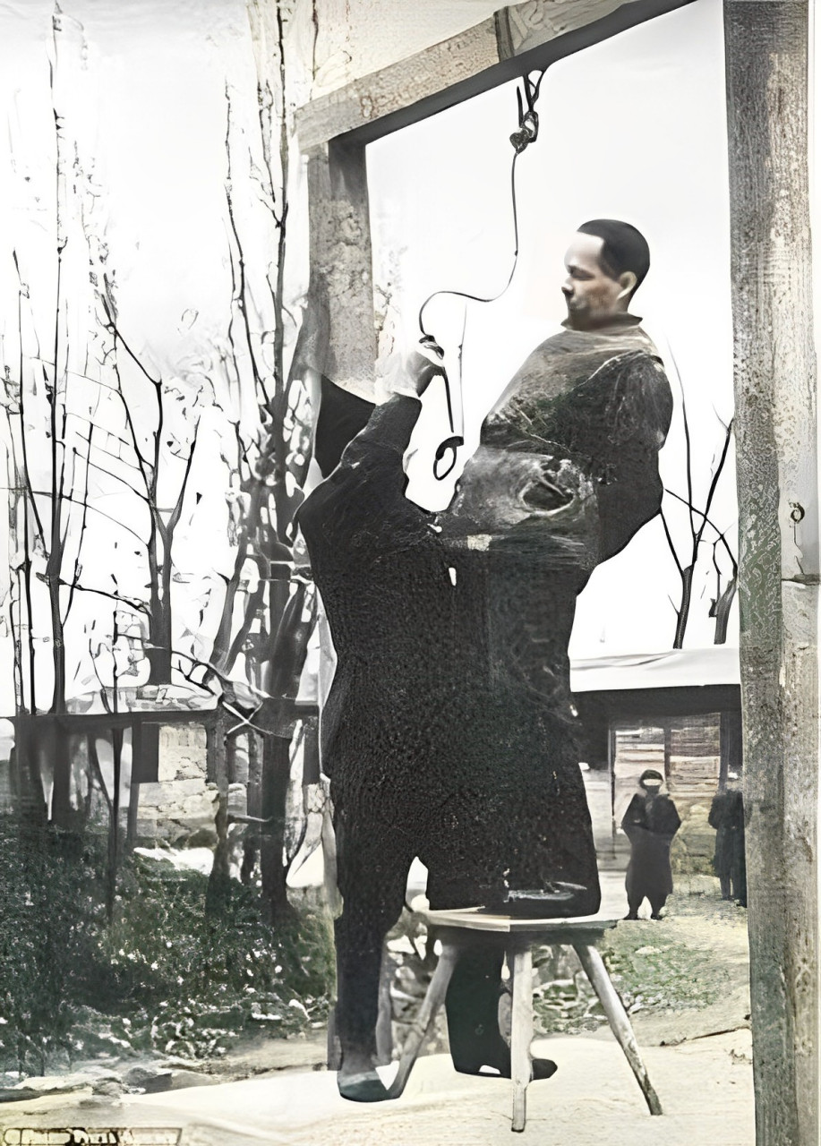 1945年,指挥官·鲁道夫·霍斯在奥斯维辛集中营被绞死.