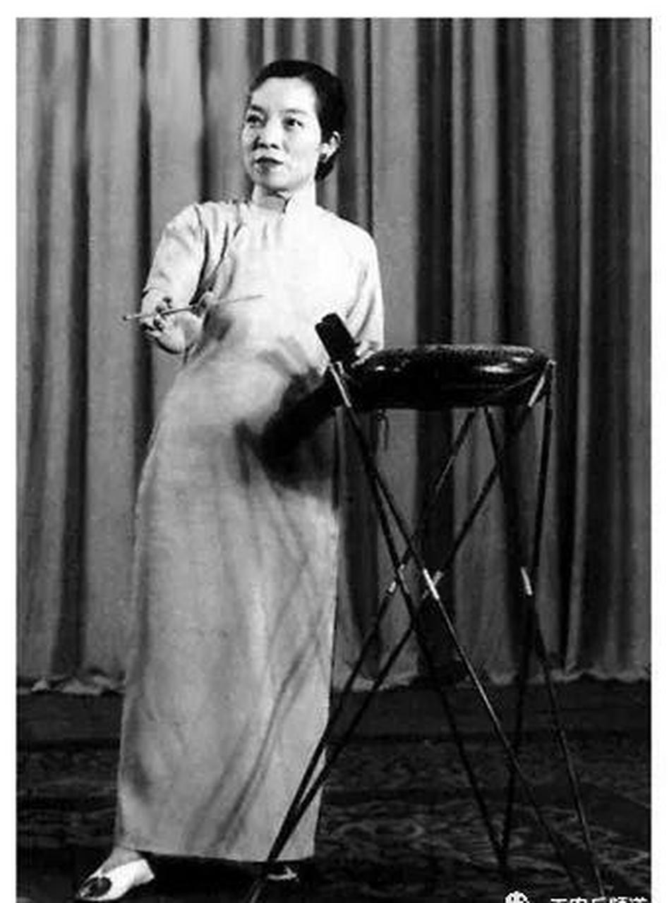 领动计划# 1958年,骆玉笙(艺名小彩舞)表演京韵大鼓 《警告美帝主义