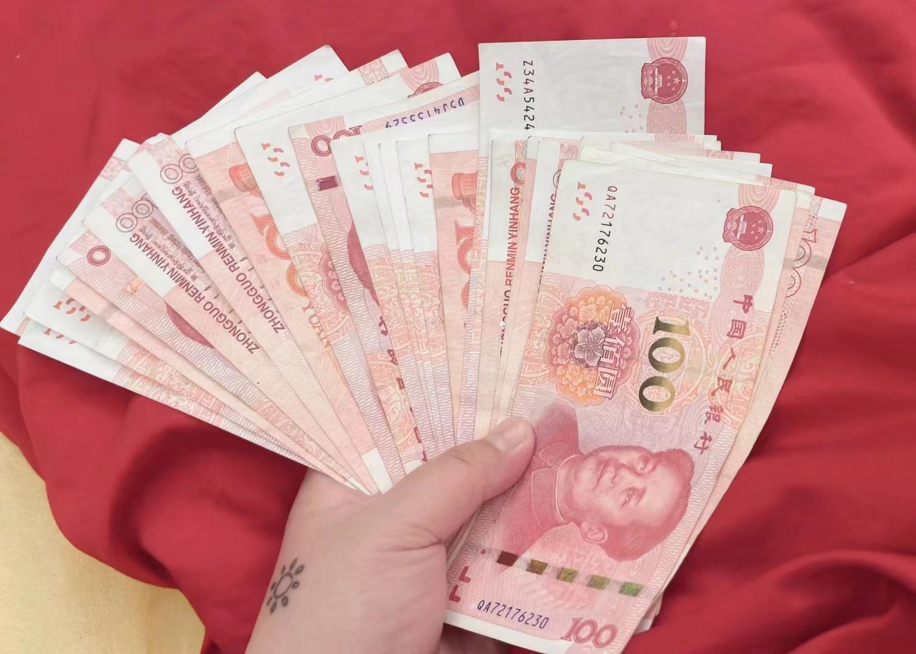 我爸妈只给了我们400块压岁钱是不是不欢迎我们回家过年?