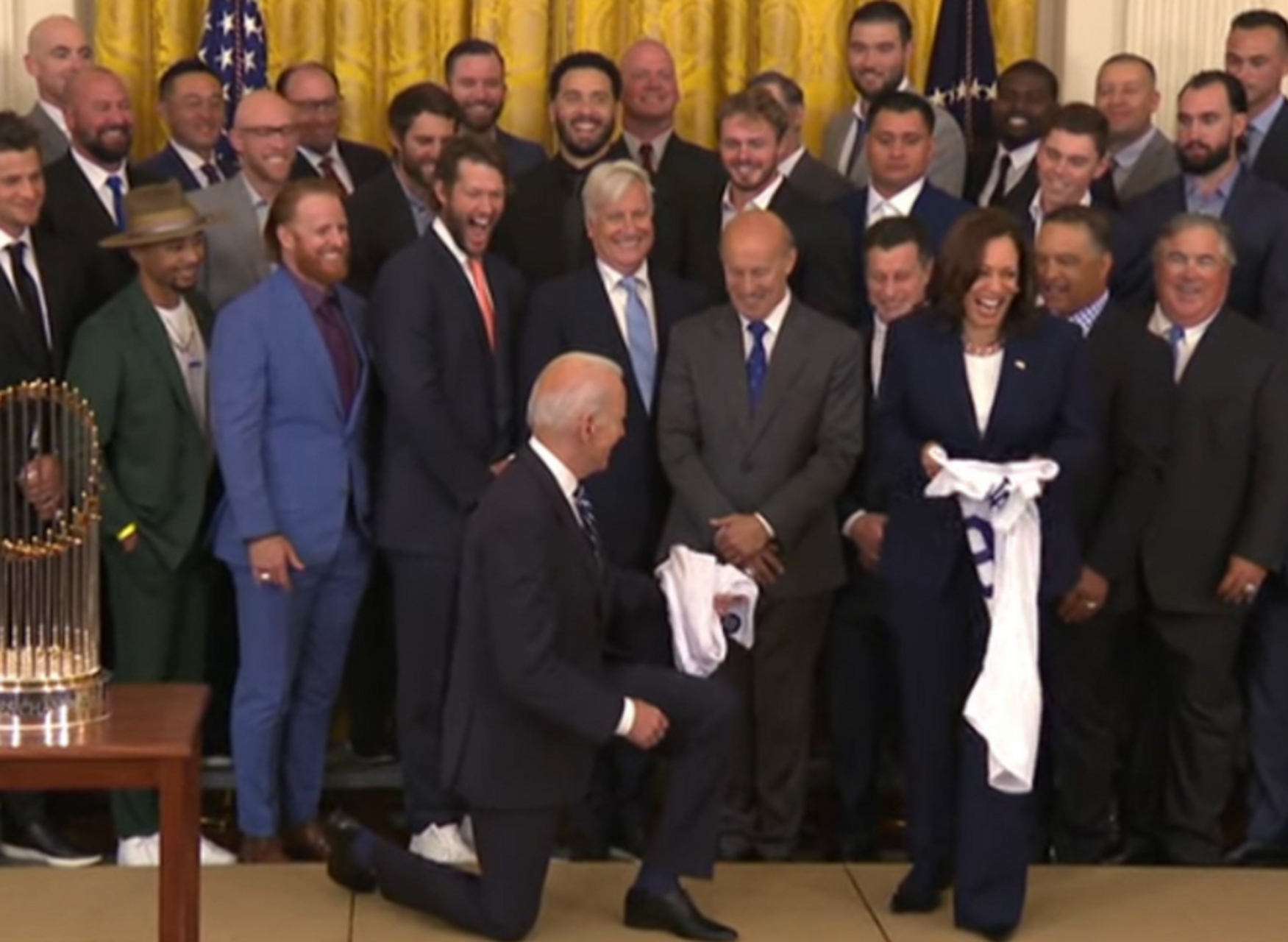 80多岁的老拜登单膝下跪与工人合影,你怎么看  近日,老拜登到一家工厂