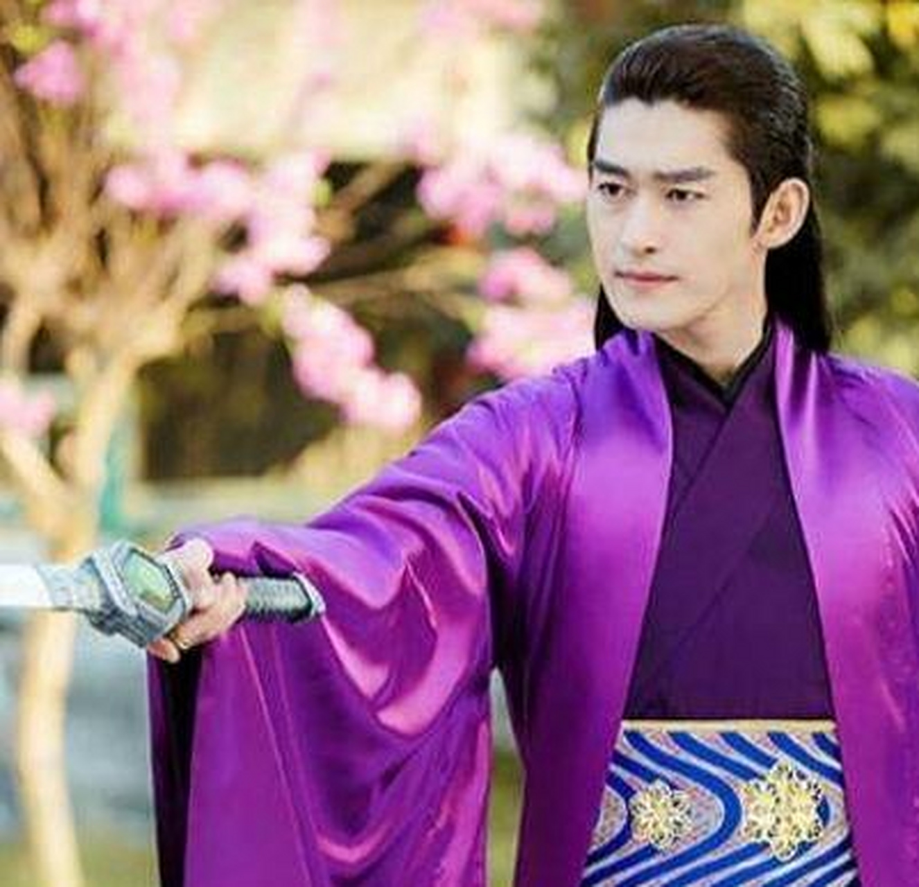 2007年,张翰参演了电视剧《大风车》这也是张翰第一次演古装剧,虽然在