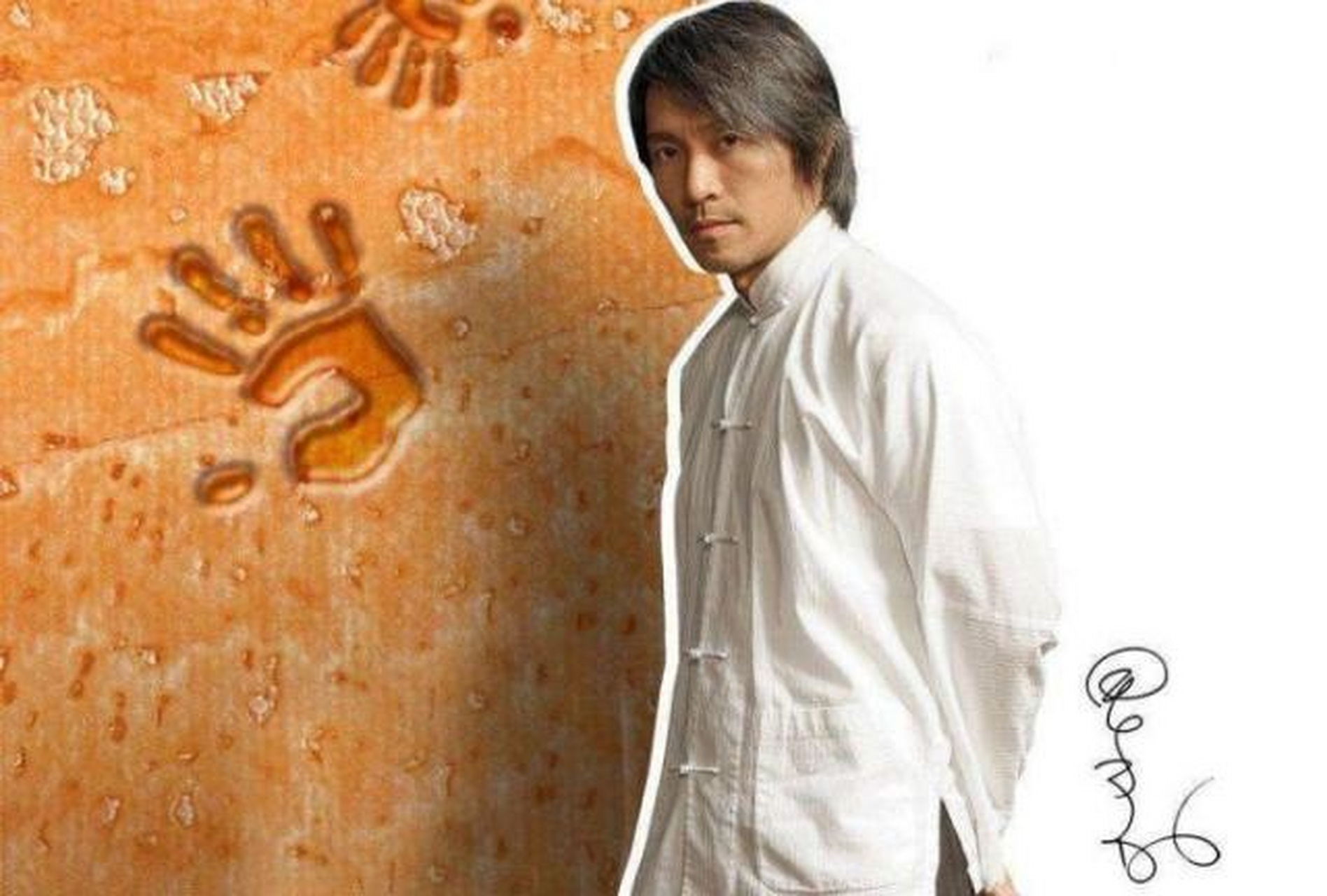 周星驰自己就是武痴,拥有十块腹肌,拍摄《功夫》时,他在片场和武功