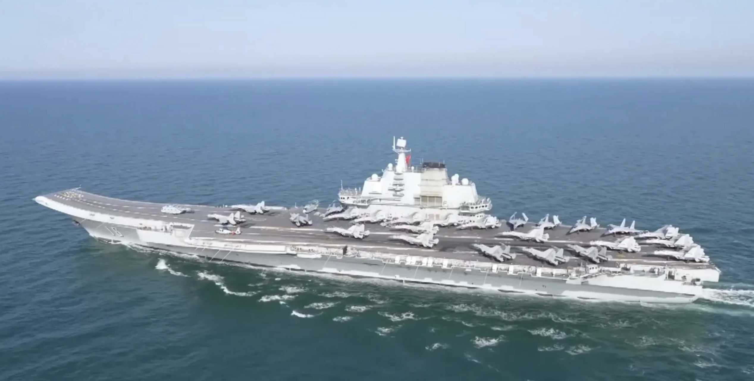 辽宁舰,山东舰全甲板攻击模式的照片全部公开,辽宁舰上是24架歼-15,2