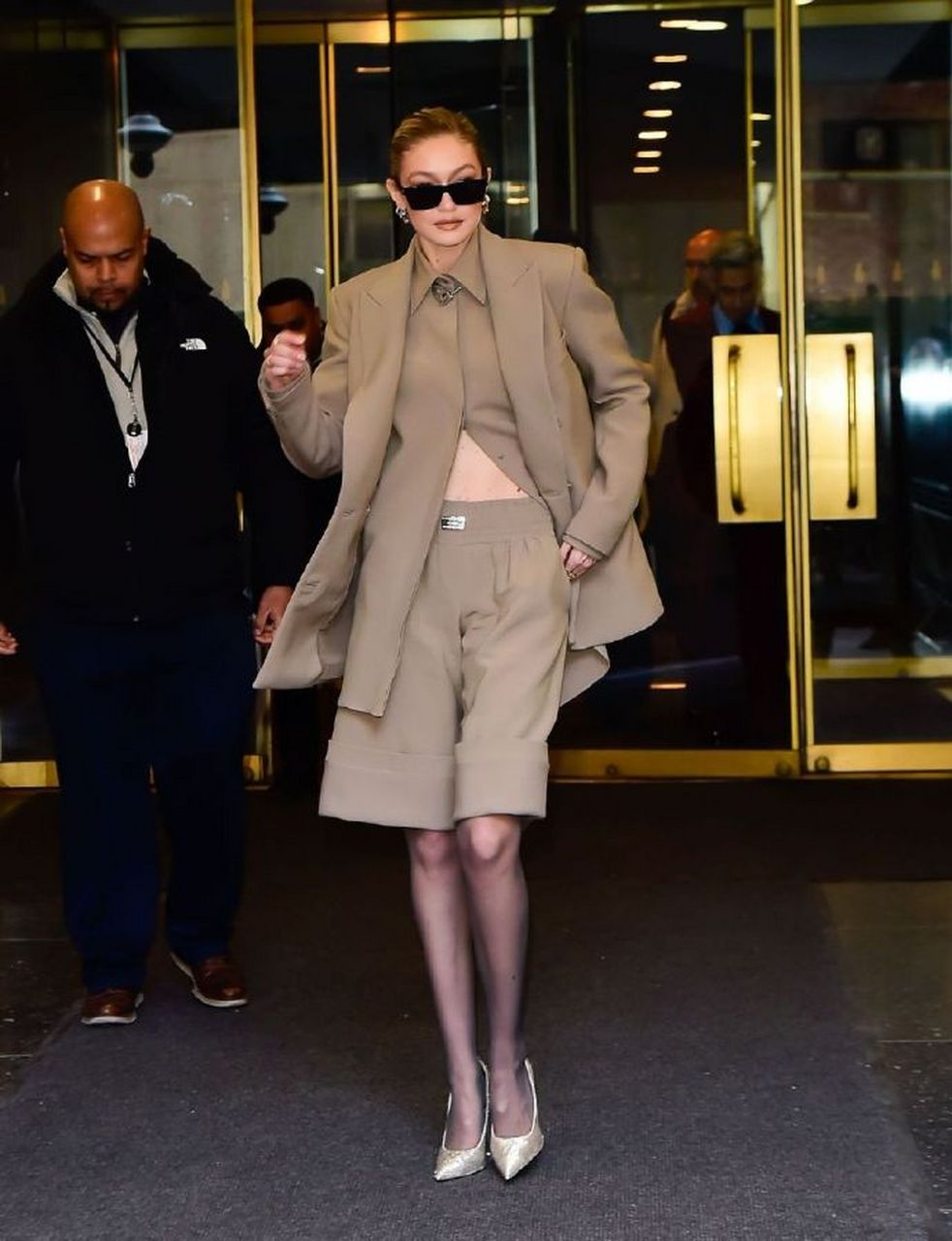 吉吉·哈迪德(gigi hadid)身穿一套卡其色西装穿搭,不得不说这套