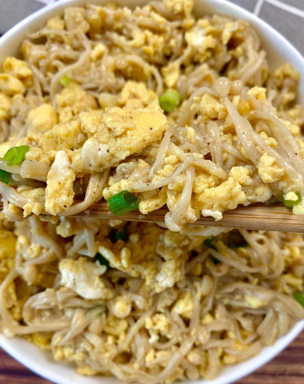 今天分享道简单快手的金针菇炒鸡蛋[比心] 低卡高蛋白[比心]一大盘吃