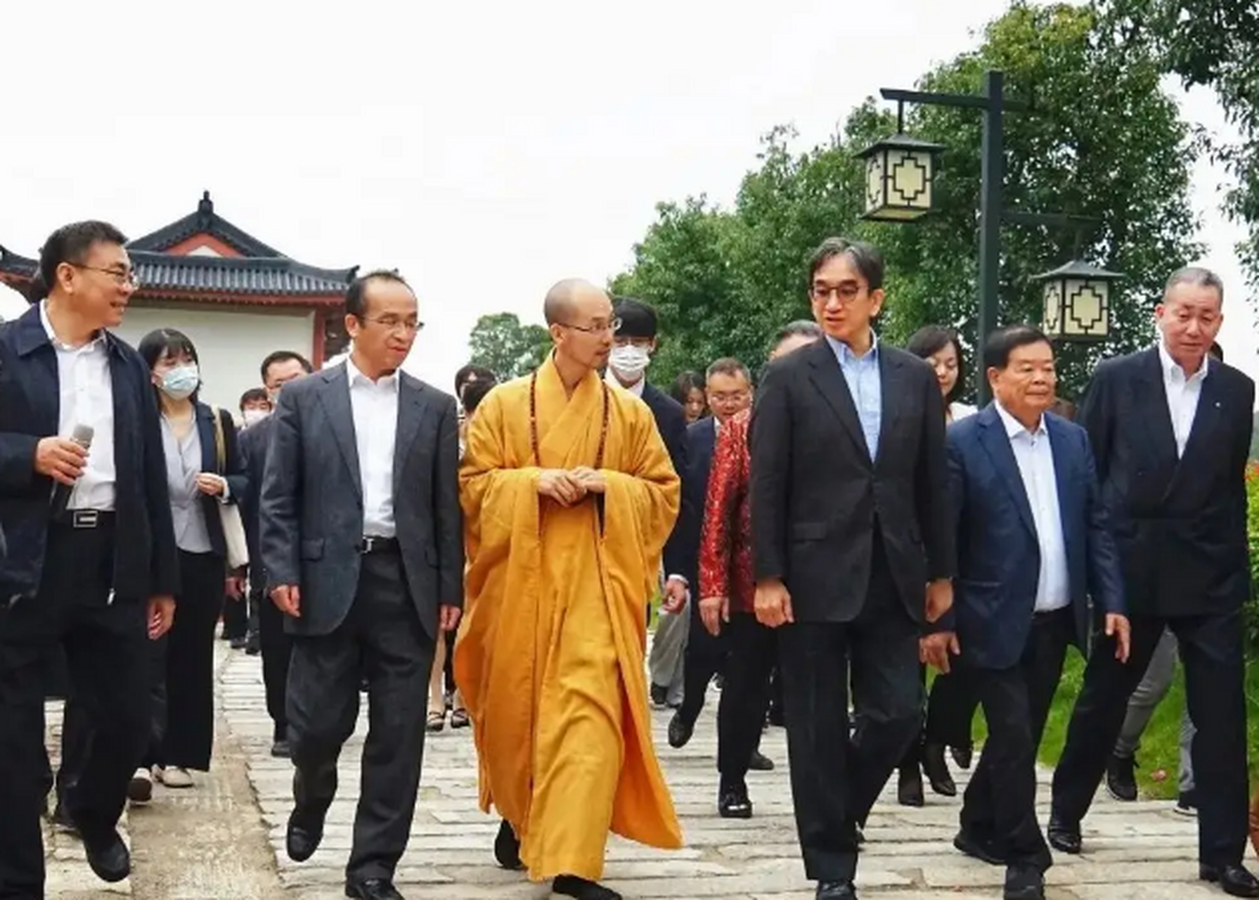 曹德旺和王石一起参观万福寺,寺庙破败不堪,方丈说:重修寺庙需要1600