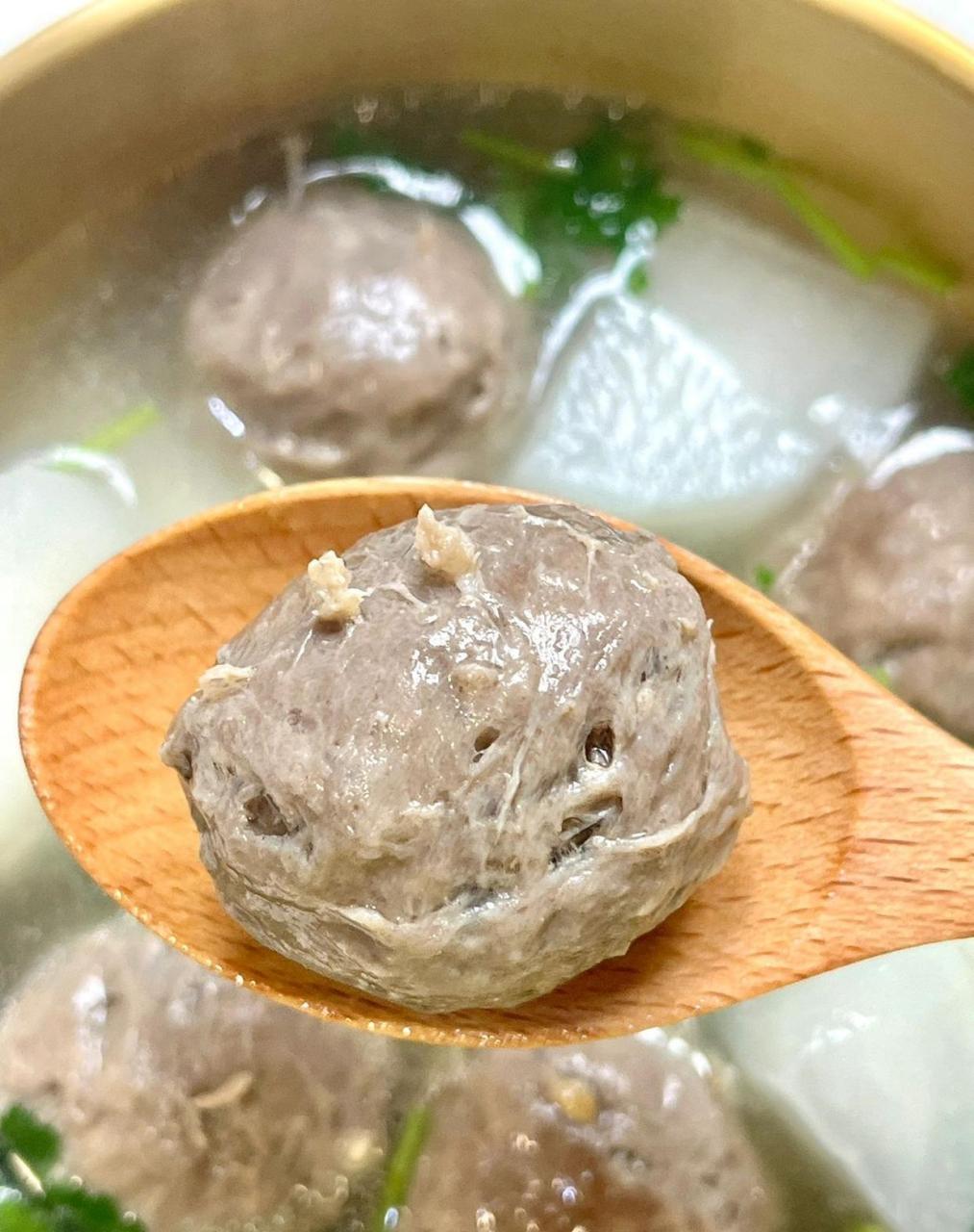 今天做了一个牛肉丸萝卜汤,不得不说牛肉丸跟萝卜搭配在一起味道实在