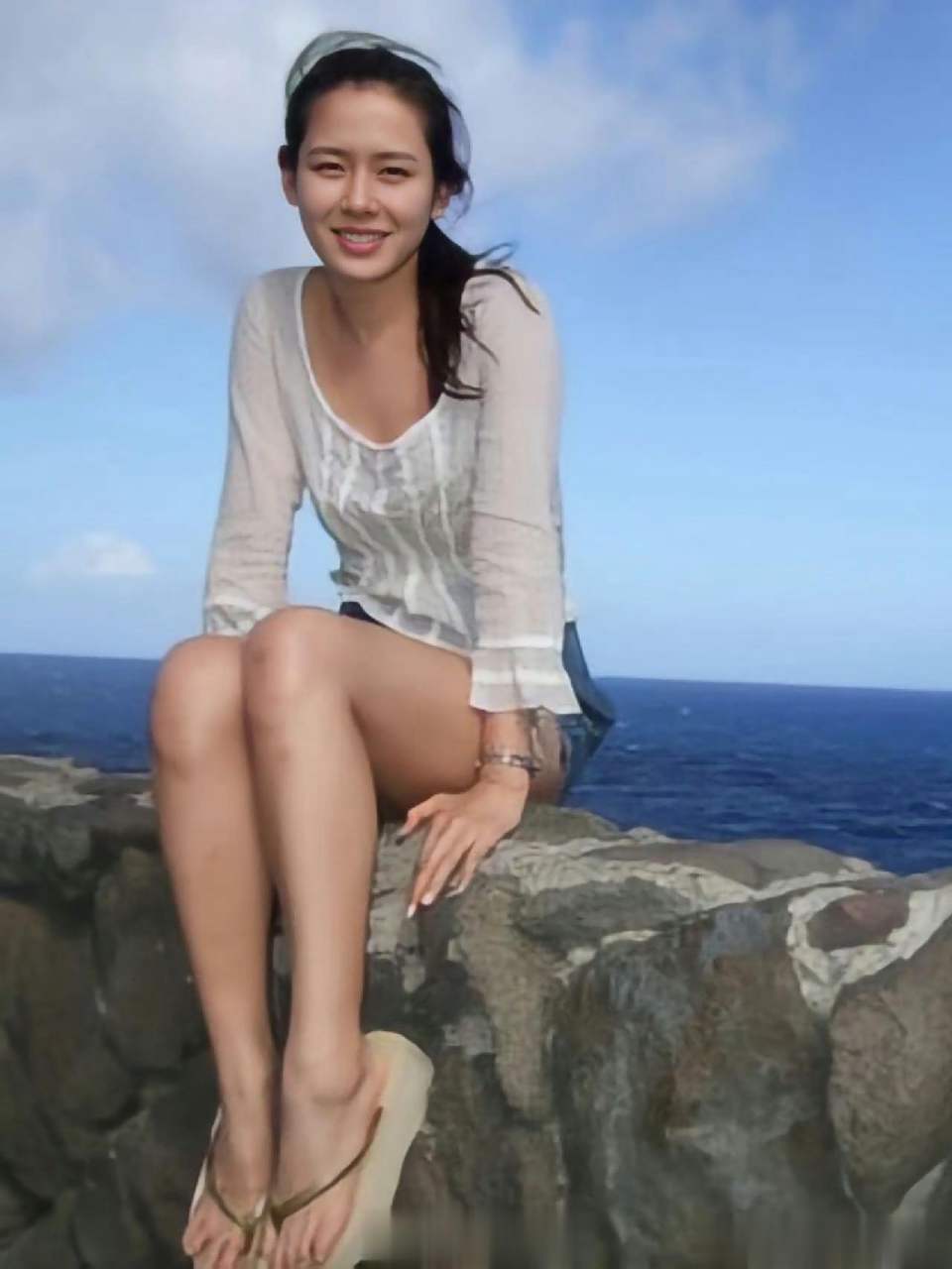 刷到p1孙艺珍这张古早照片,突然发现拖鞋好眼熟妈耶,这不就是我在穿的