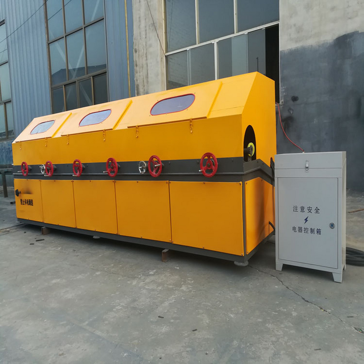 钢管除锈抛光机简介 钢管除锈抛光机是一种用于处理钢管表面的设备,它