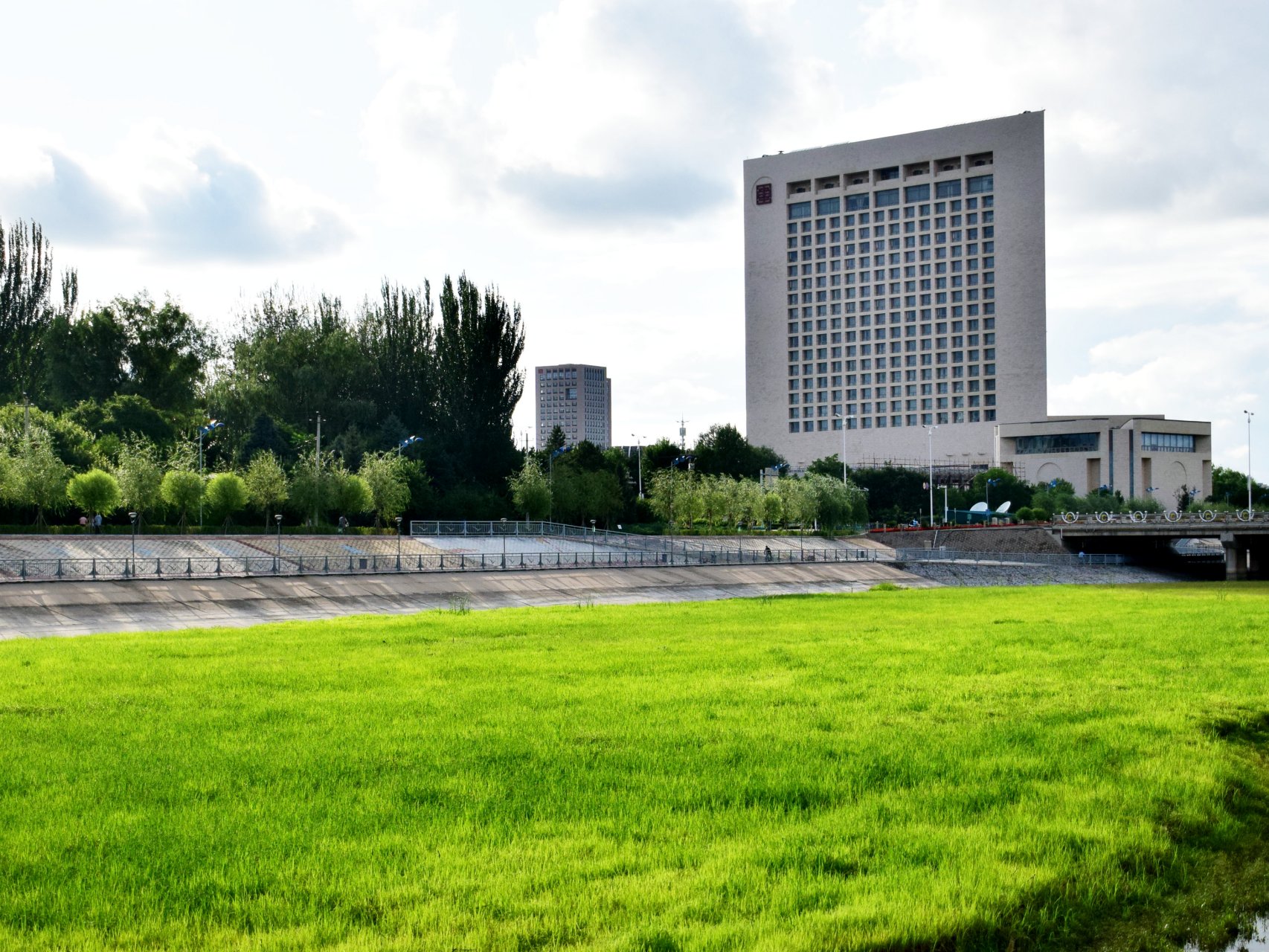 赤峰最有气质的地标建筑——玉龙国宾馆 #赤峰发布# #建筑# 赤峰最有