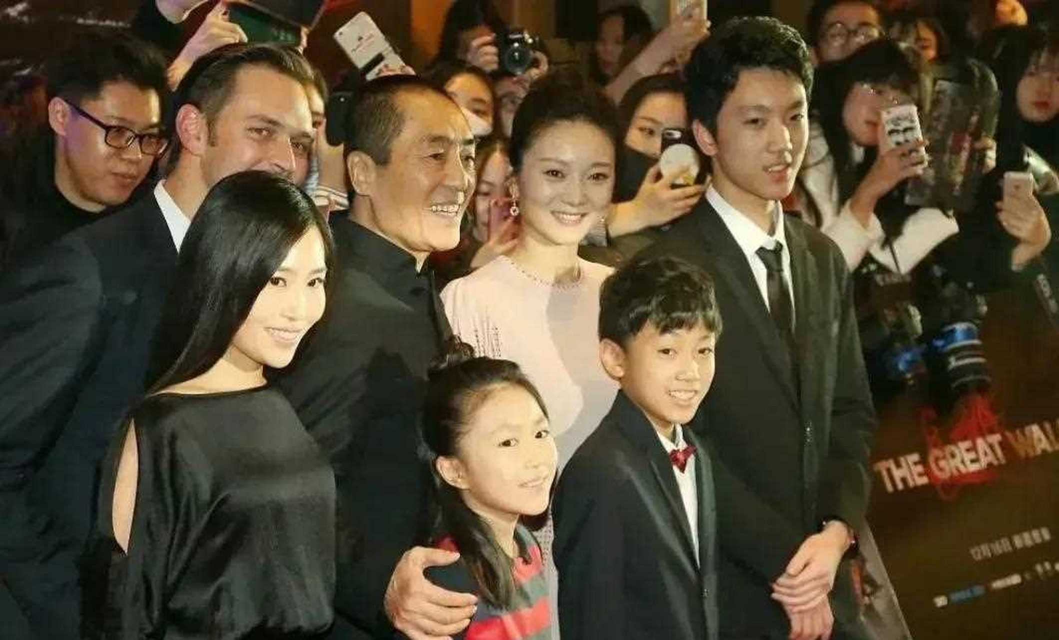 张艺谋大女儿和后妈陈婷同台出席活动现场,陈婷穿粉色长裙特别鲜嫩