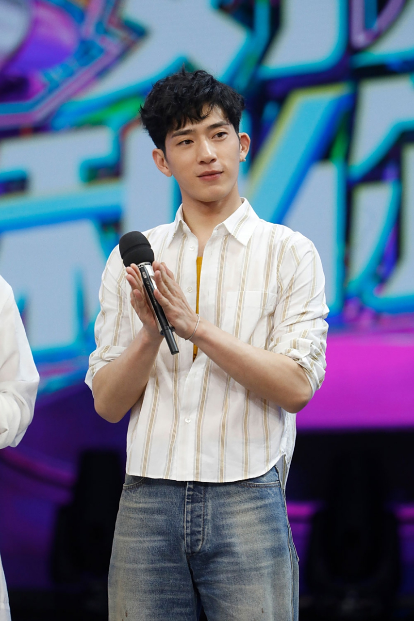 井柏然和何炅的关系依旧不错.