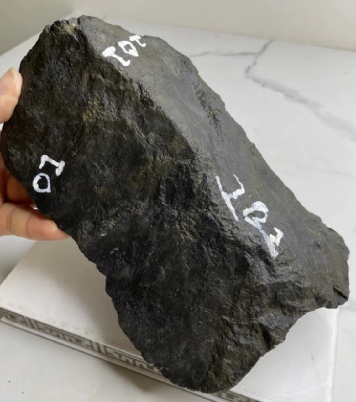 点击头像看直播# #翡翠原石# 油青翡翠的质感如同丝绸一般,光滑而