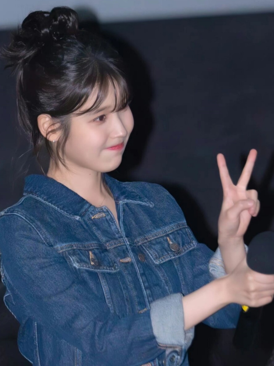 iu每日穿搭集	  一件深蓝色的牛仔外套搭配一条红色的碎花连衣裙,脚上