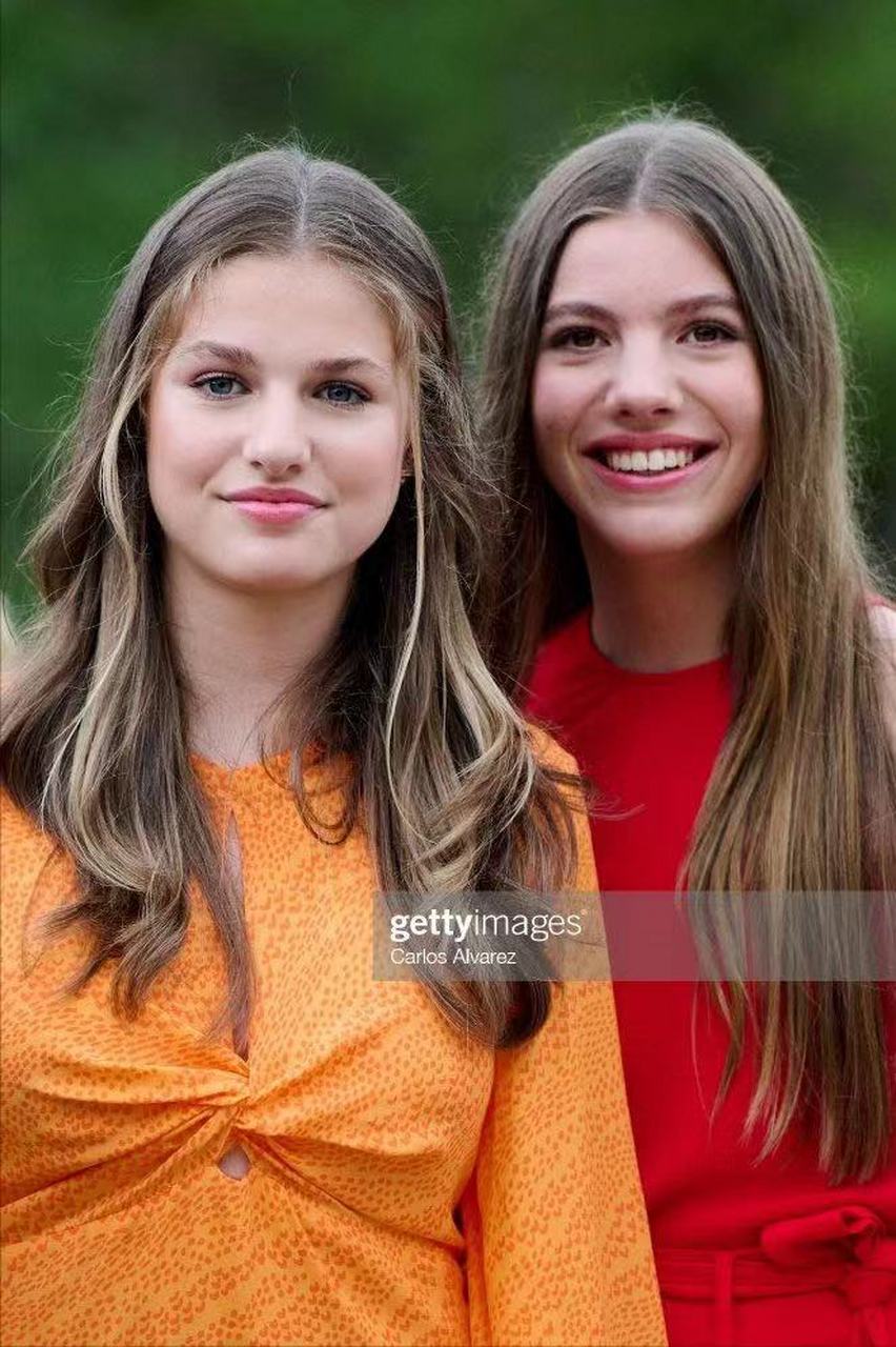 近日,西班牙的莱昂诺尔公主和索菲亚公主出席赫罗纳公主奖活动.