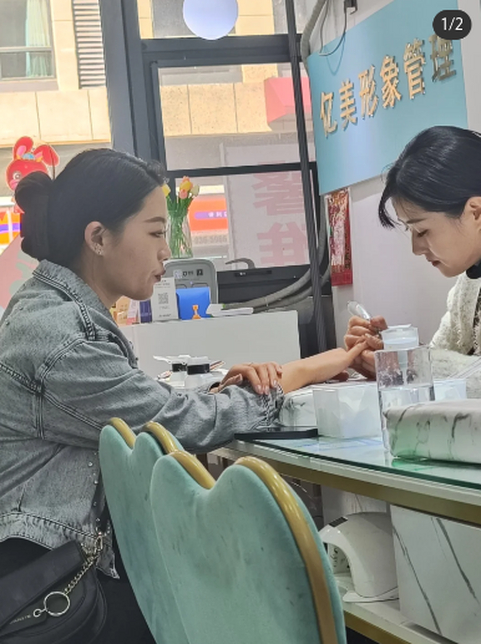 陪女朋友做美甲应该做什么呢?