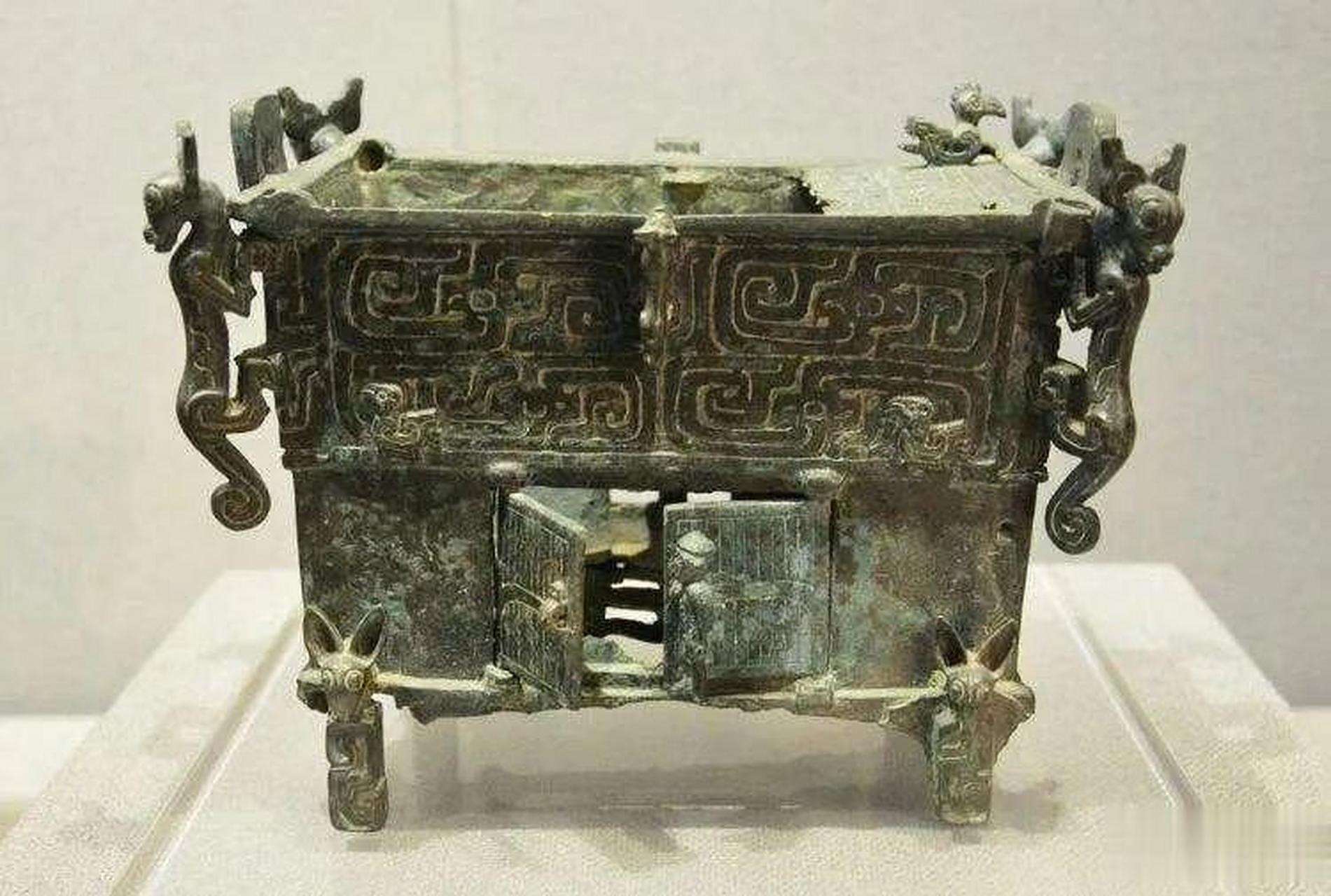 【刖人守门鼎】,宝鸡青铜器博物院.