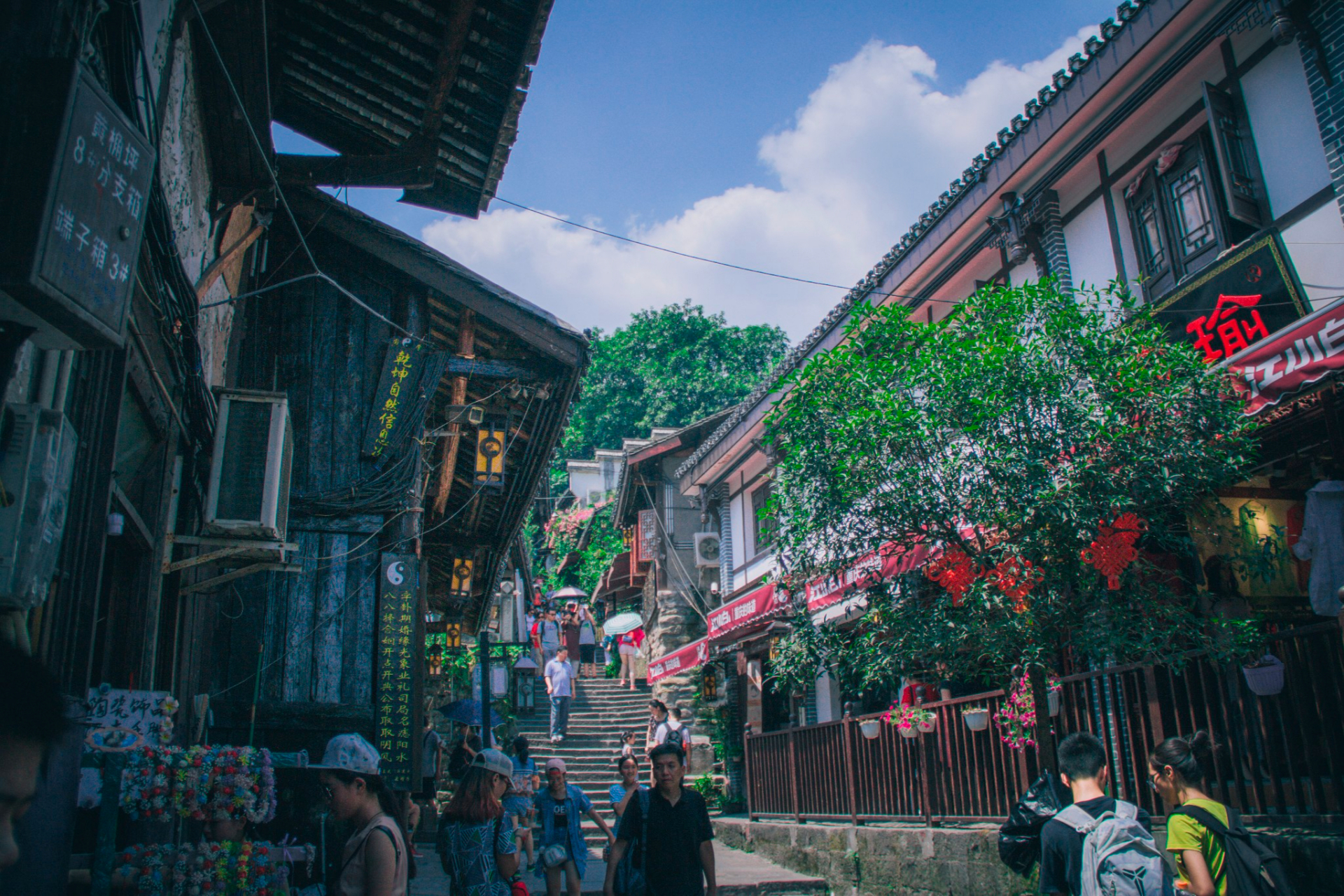 📍重庆磁器口古镇,原名龙隐镇,4a级景区,位于重庆市沙坪坝区嘉陵江