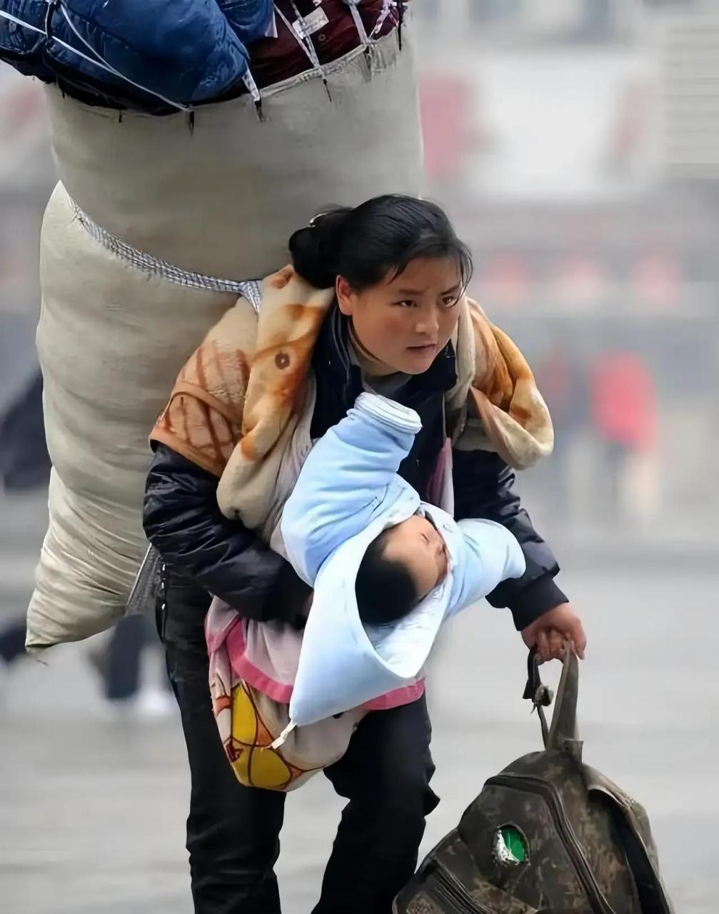 轻轻抱起母亲