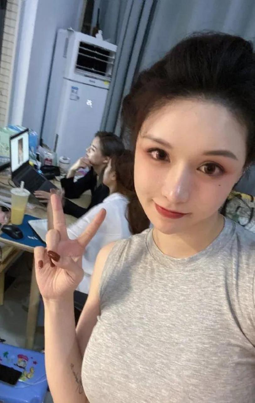 小艺的各种信息已经被扒的体无完肤,美国籍,曾经是王思聪旗下游戏