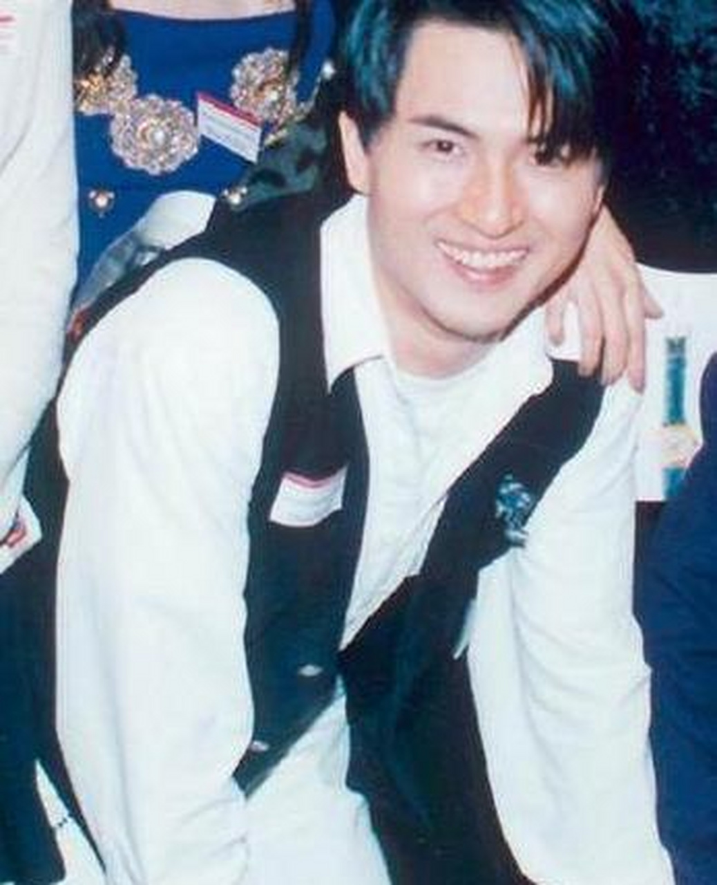 他就是香港演员胡越山,说起他来大家可能有点陌生,但要说起他的儿子