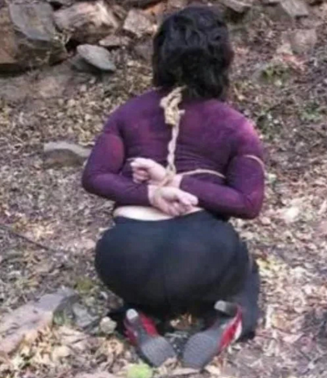 上世纪90年代初,一名女犯人在执行死刑前的一幕,她双腿跪在地上,镣铐