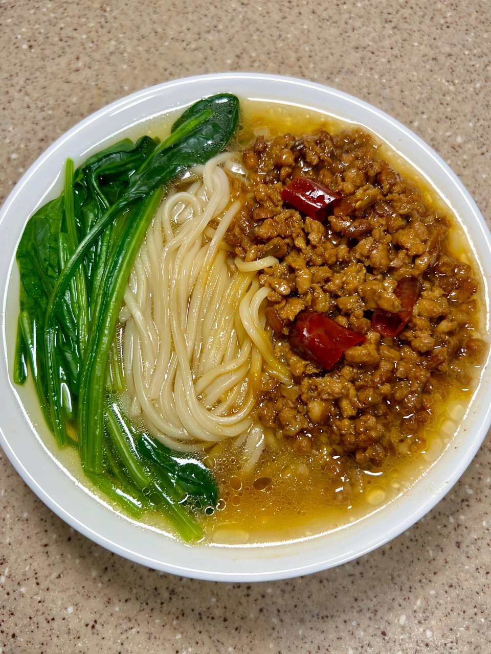 冬天吃上一碗热腾腾的汤面条实在是太幸福了～  今天教大家做肉酱面