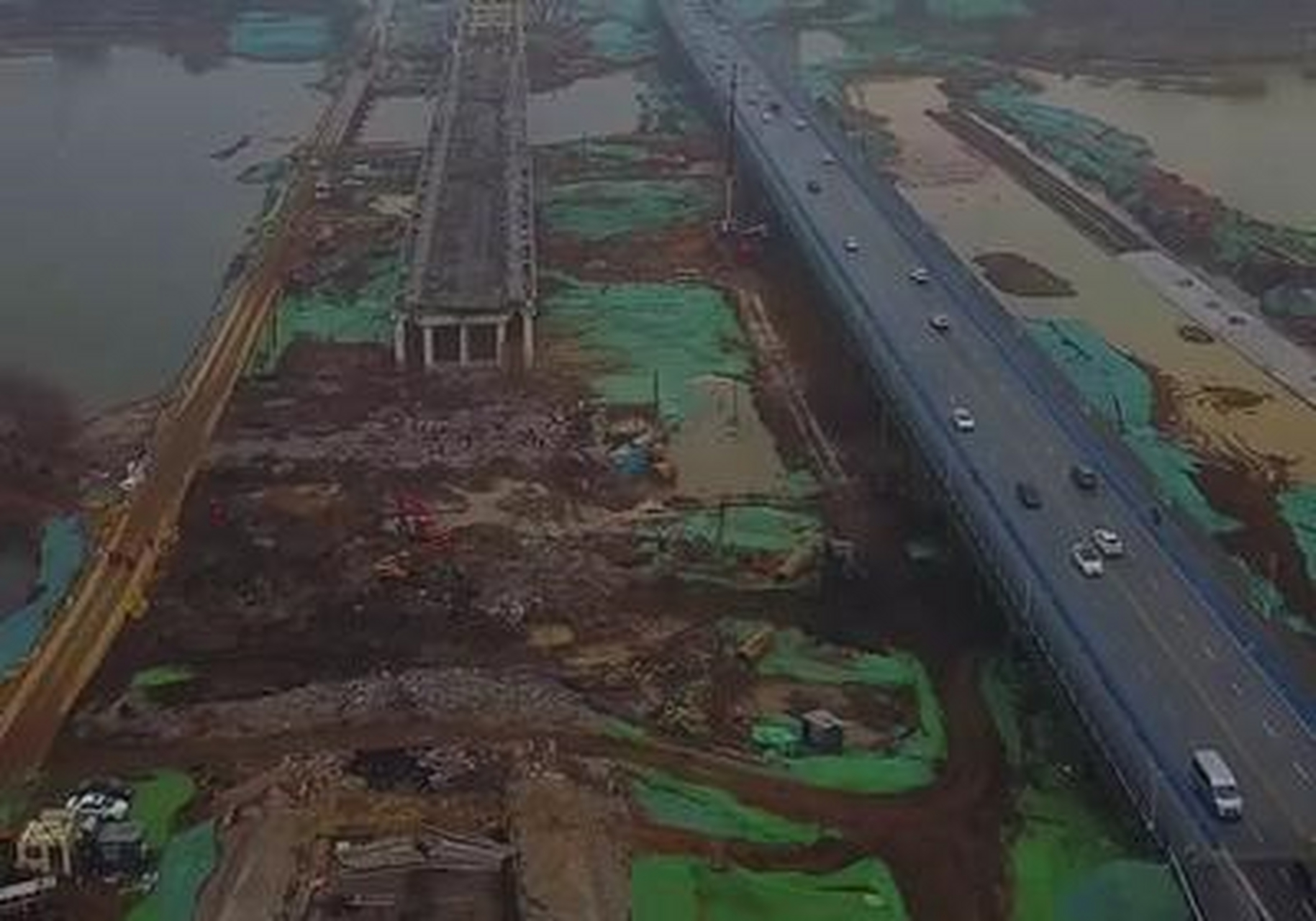 期待早日建成通车 服役了32年的沂龙湾大桥已拆除过半,保通桥已正式