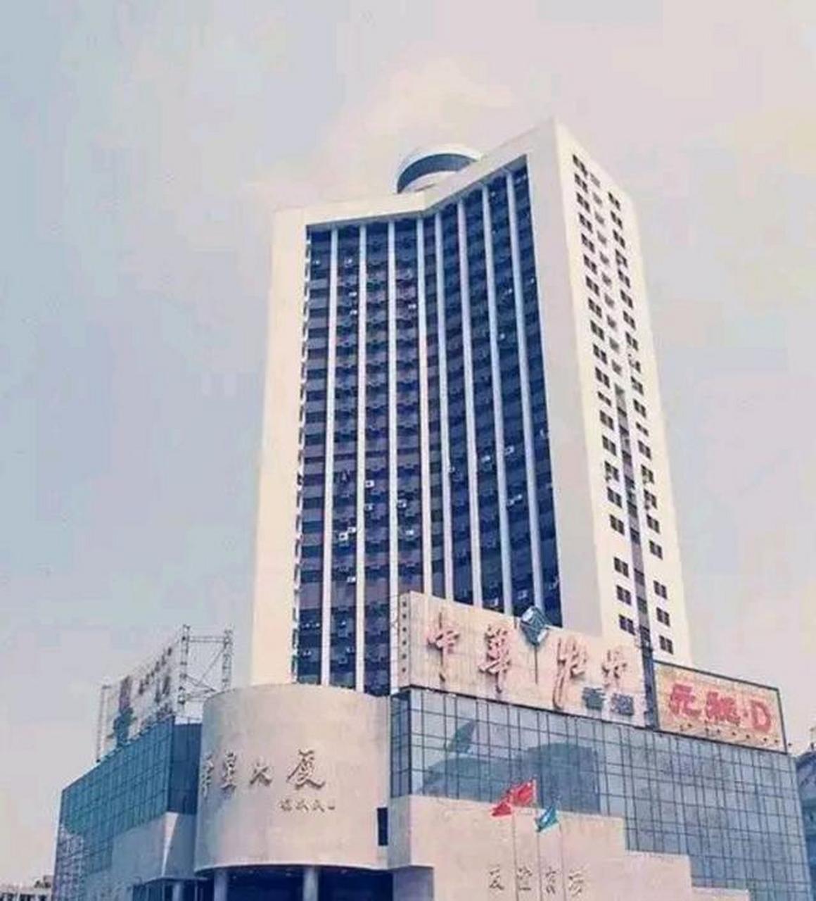 上世纪80年代,厦门华星大厦友谊商场,那时候可是火车站附近的一道名片