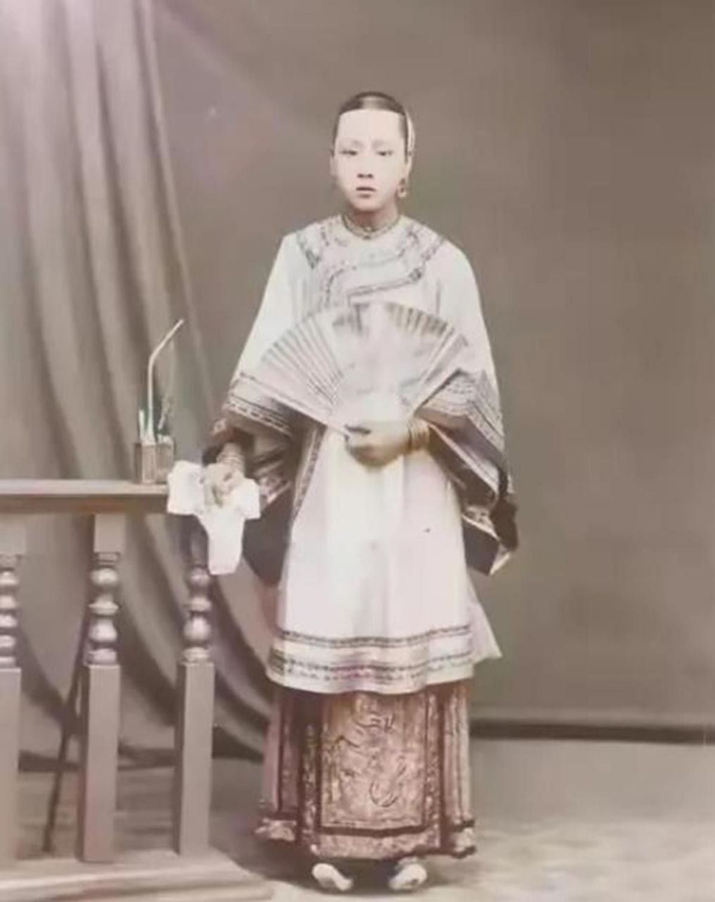 李鸿章的侍妾冬梅在院子里拍了一张照片,她原本只是一个普通的丫环