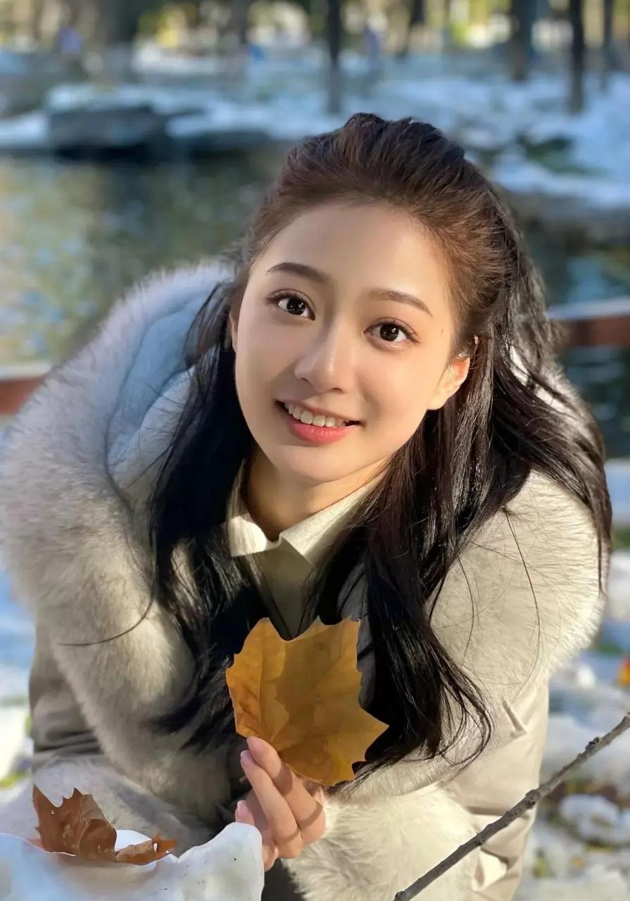 领诵员冯琳火了, 从小是学霸,还是中国传媒大学校花,有颜又有才