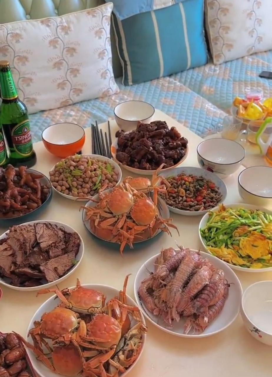 哥们请我到家里喝酒,这是要把我灌醉啊