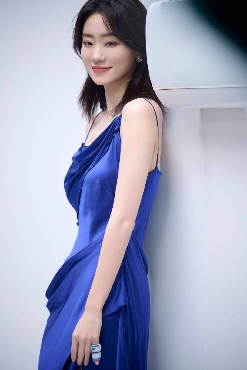 张小斐身穿高开叉蓝紫色吊带绸裙秀美腿