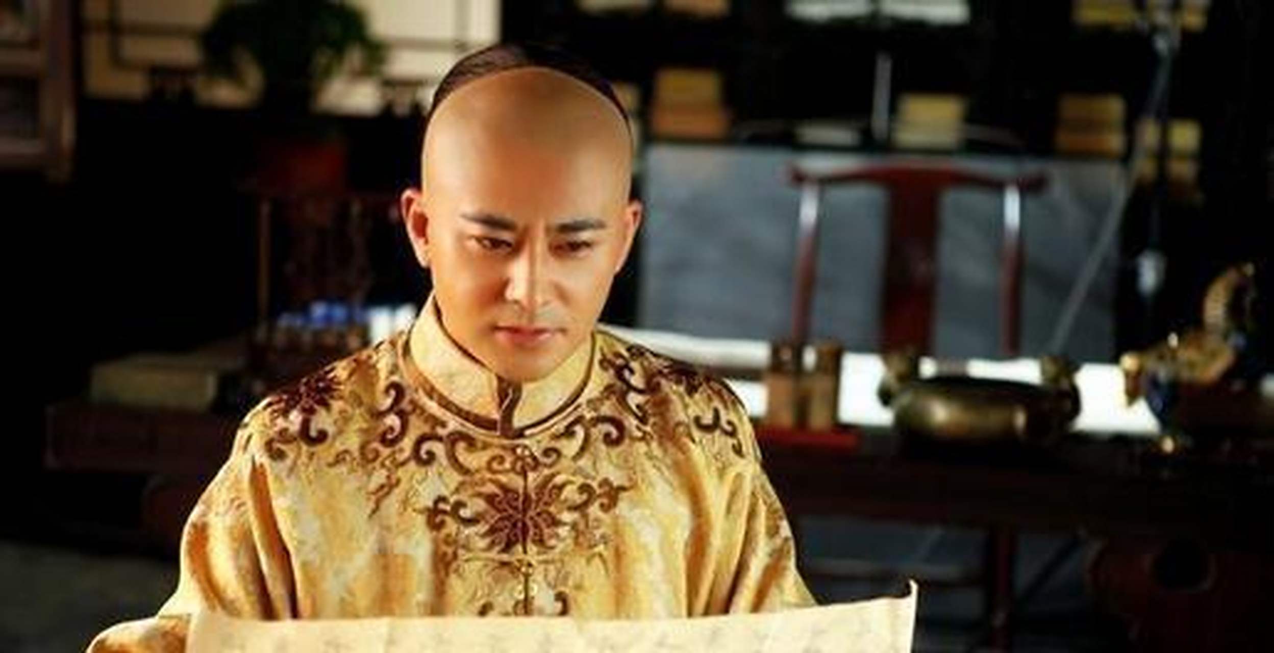 道光皇帝非常节俭,连龙袍破了都舍不得扔掉,让裁缝进行修复.