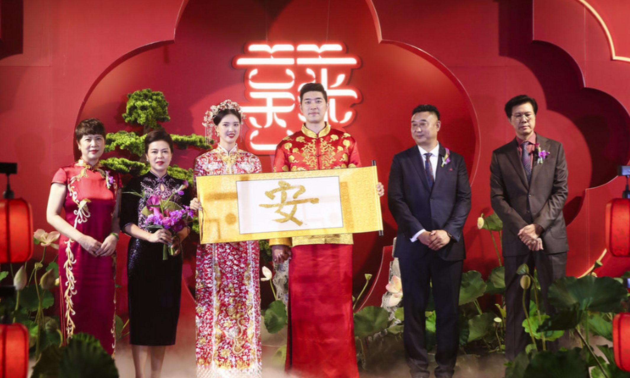 吴冠希张常宁答谢晚宴 中式礼服大气端庄