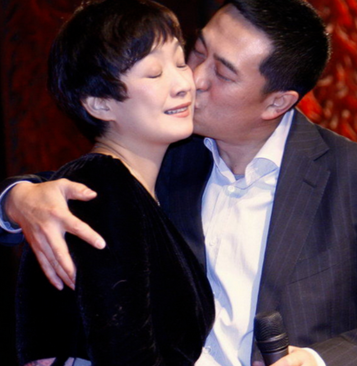 张嘉译和王海燕两个人虽然老了许多,但是两个人的感情现在都没有出现