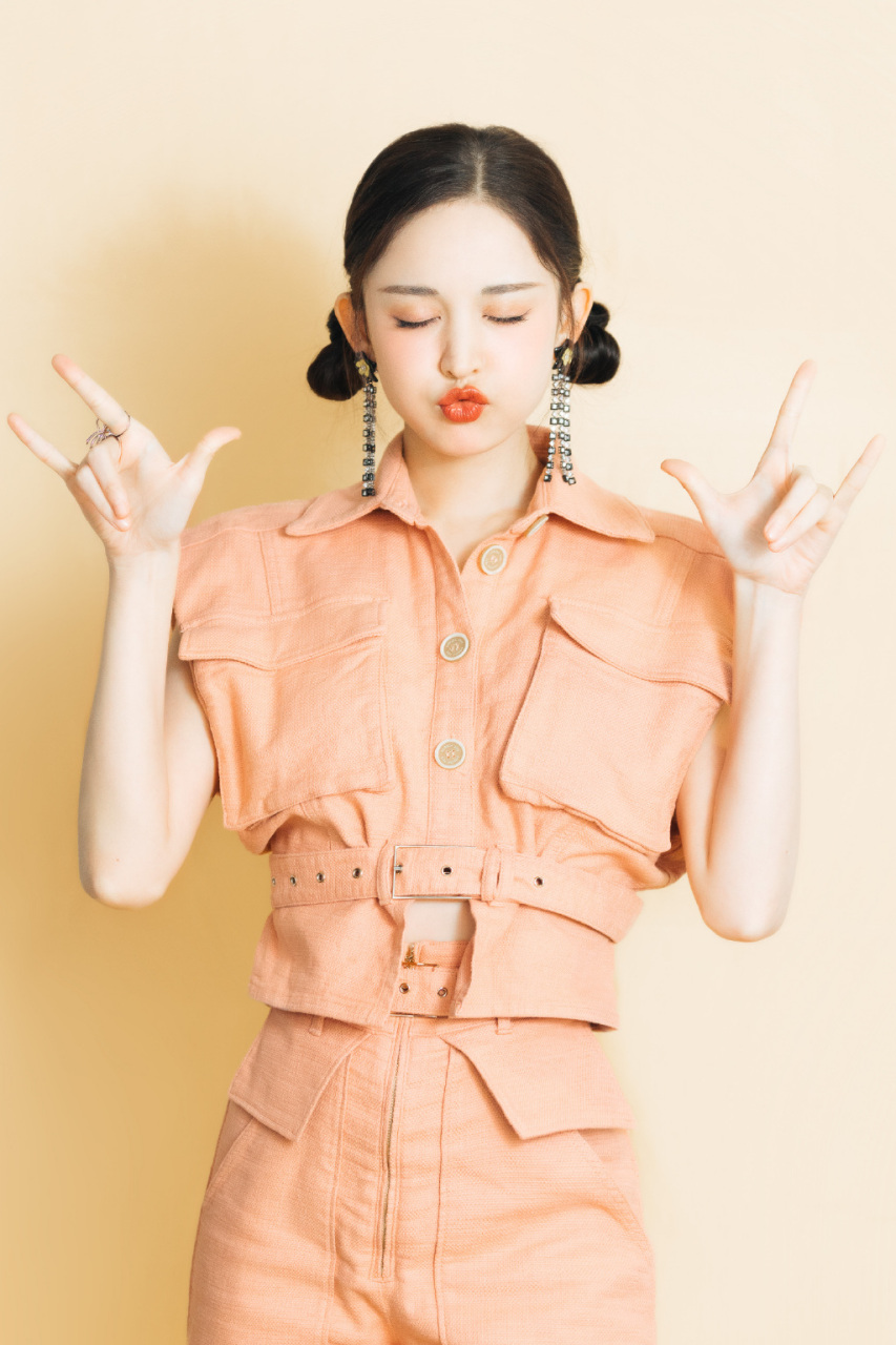 古力娜扎低丸子头造型也太可爱了吧,怪不得都说丸子头减龄,这一点也不