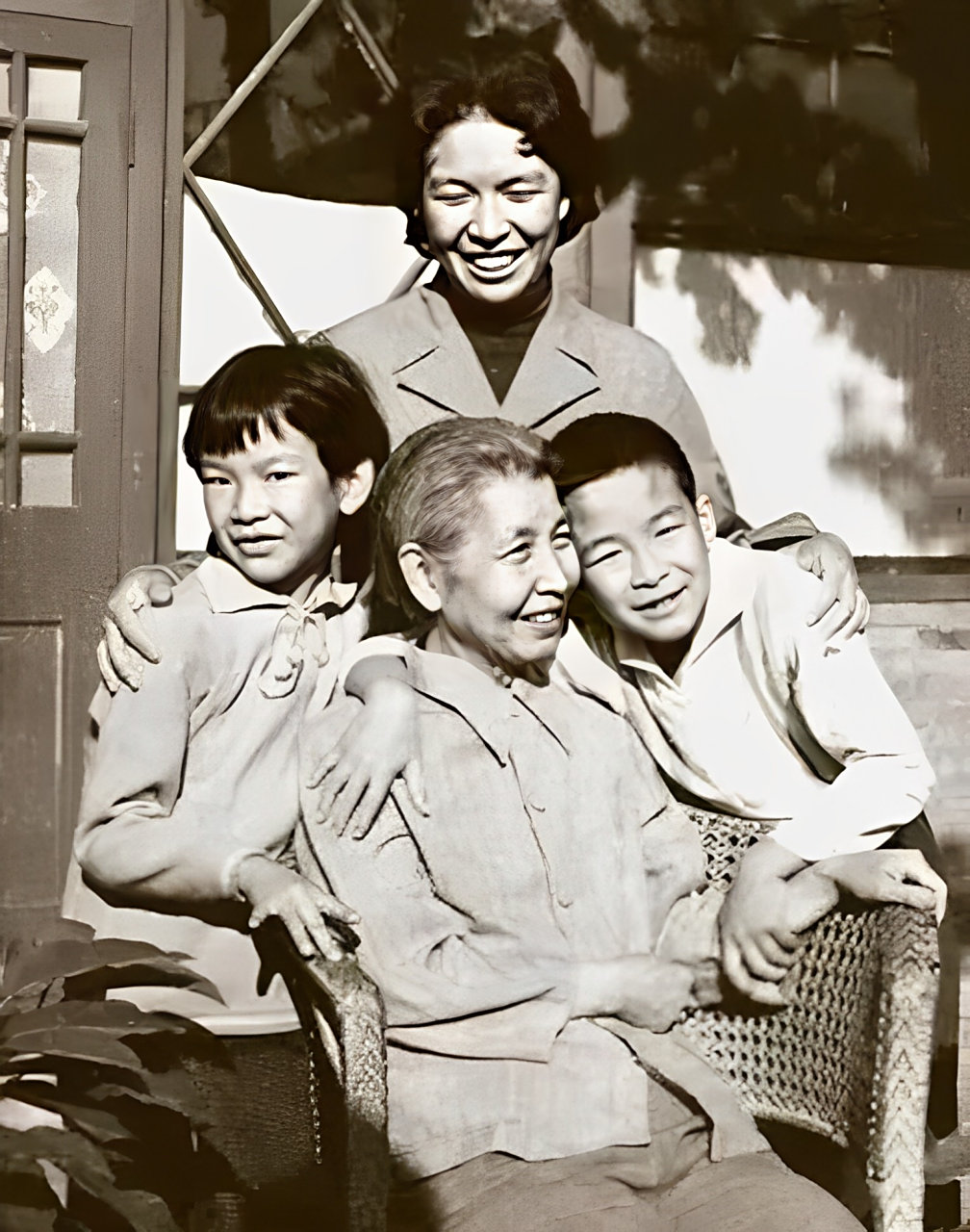 上世纪70年代末,曾志与晚年的陶斯亮以及两个外孙在一起的珍贵照片!  