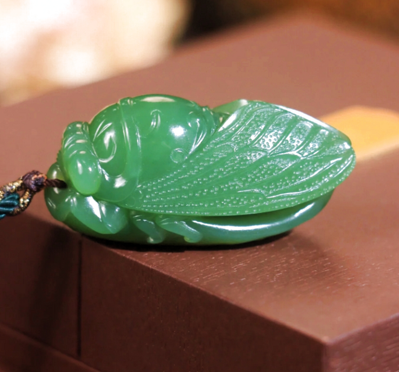 点击头像看直播##和田玉#很沉稳的深绿色,肉质细腻程度好,过灯无结构