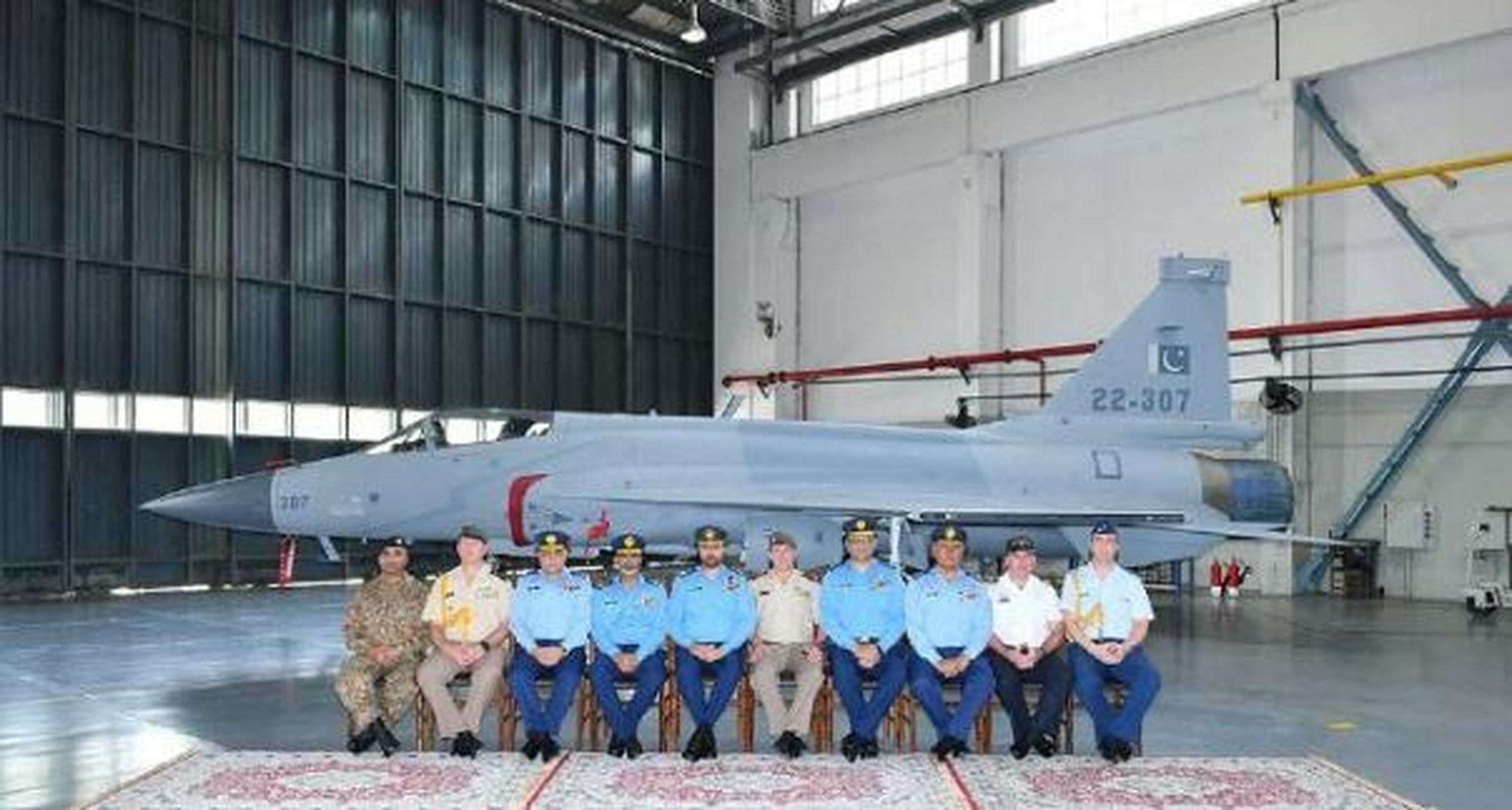 "阿根廷空军参谋长泽维尔·艾萨克准将,将与中国讨论购买jf-17枭龙