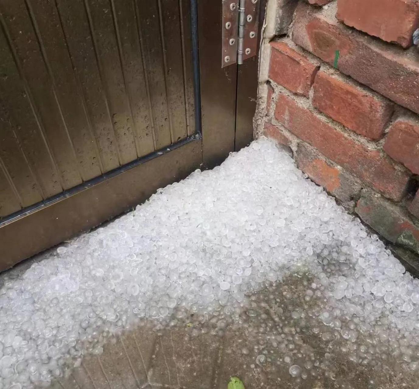 石家庄今天下冰雹了,还好我跑的快,刚到家天就突然黑了,,狂风暴雨就来