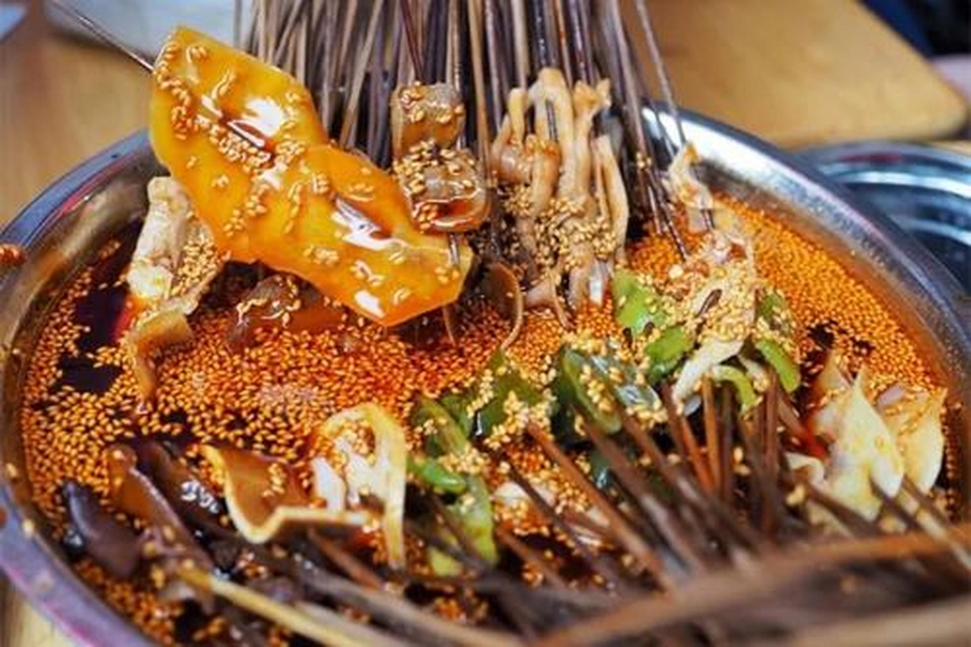 钵钵鸡是一种四川传统名小吃,属于川菜系