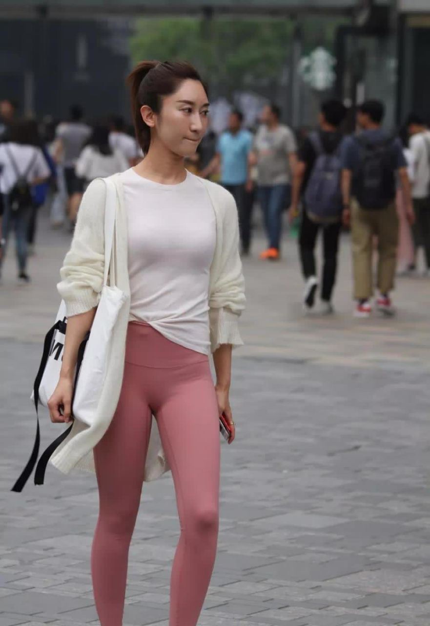 街拍:白色紧身秋衣搭粉色紧身裤的性感美妇,身姿着实丰腴迷人!