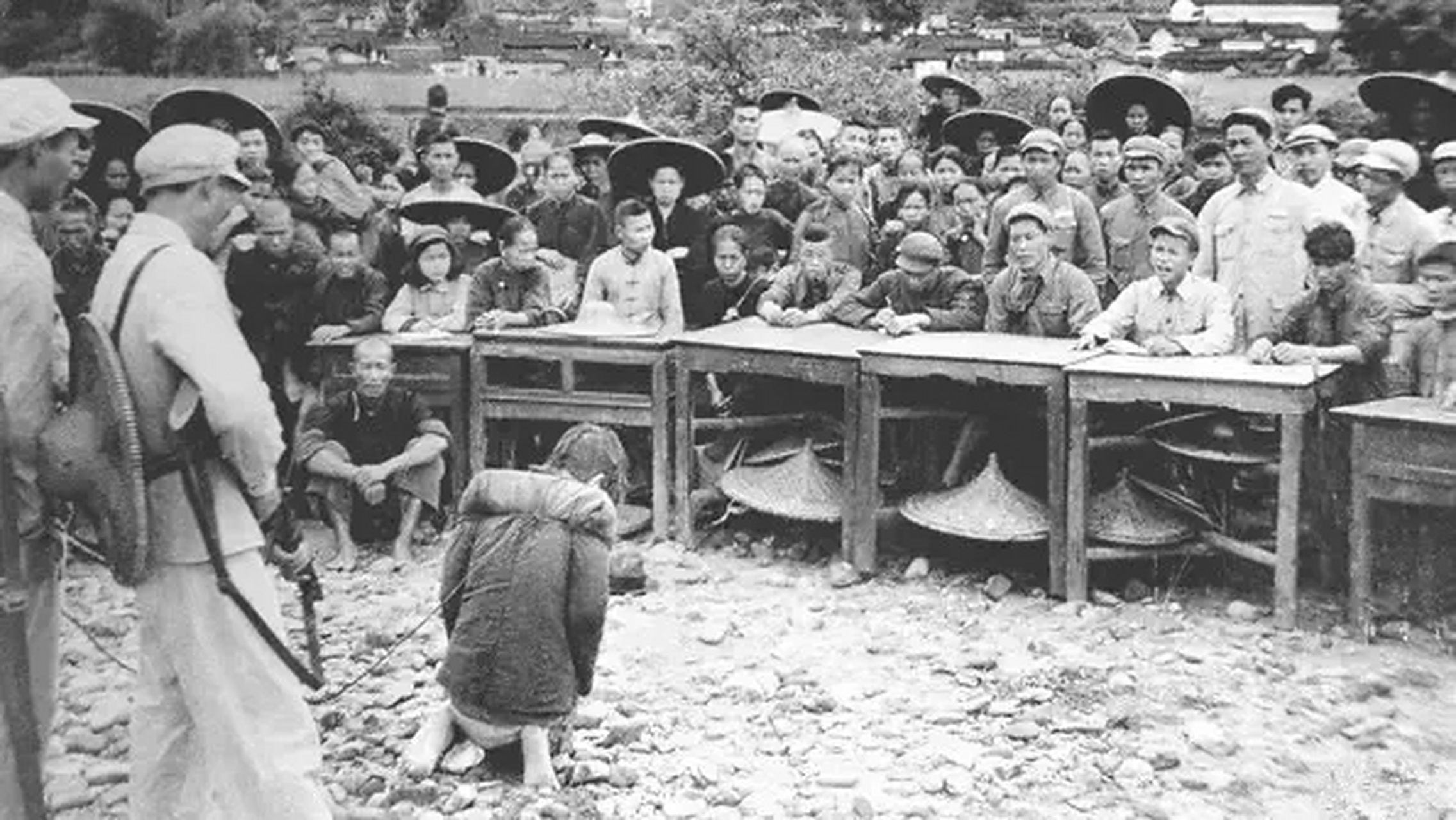 1952年,土地改革运动中,一个地主因拒绝交出土地,被判处死刑的照片