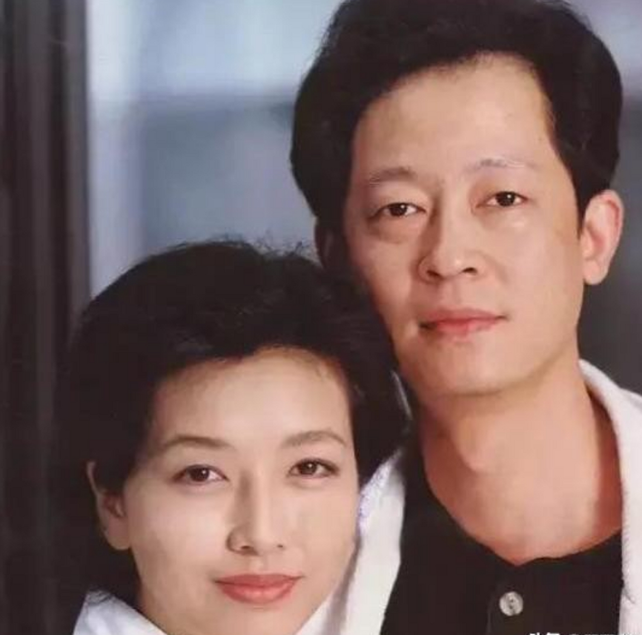 有一次,杨志刚和江珊在戏中饰演姐弟恋,拍的时候他从后面抱住江珊,刚