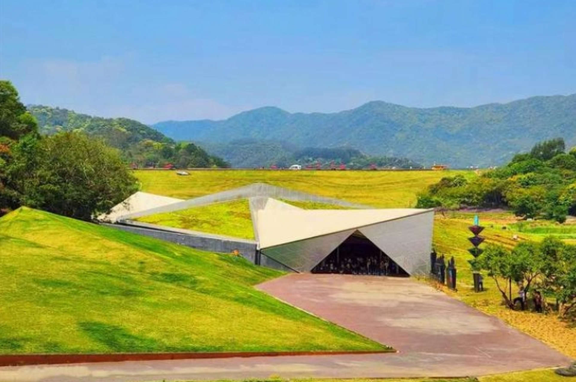 天人山水大地艺术园位于广州从化区太平镇,是广州一处风景秀丽的大型